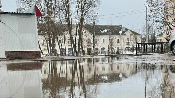     Жители Заволжья жалуются на огромную лужу на одной из главных площадей города. Фотографии были опубликованы в социальных сетях.