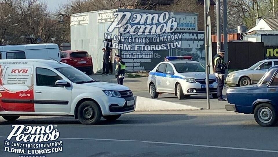     В Ростове силовики перекрыли движение машин по кольцу на Доватора и Мадояна, сообщают очевидцы.