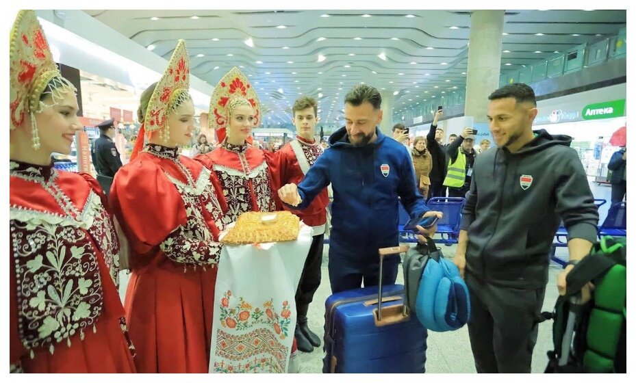    Игроков сборной Ирака тепло встретили в аэропорту Санкт-Петербурга. Фото: Сборная России по футболу