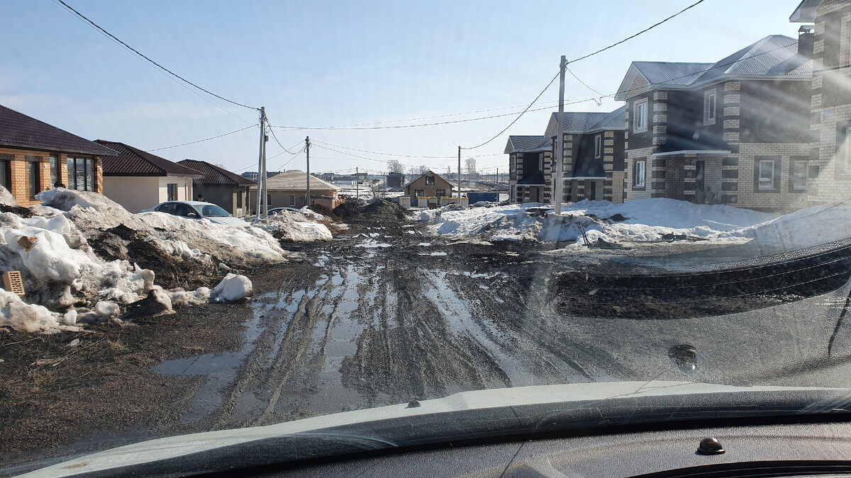Вот моя деревня, вот мой дом родной. Вот качусь я в санках по грязи крутой 