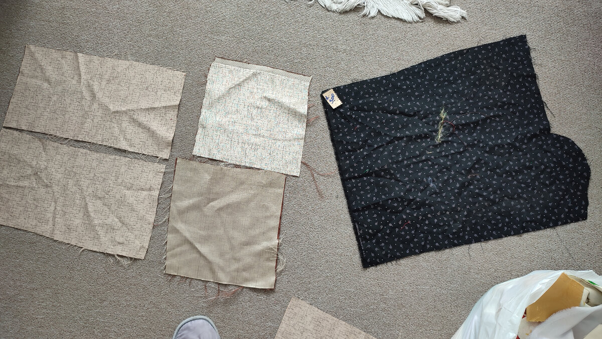 За каждый маленький кусочек хозяин магазина хочет выручит 10 руб, за темный 60 рублей