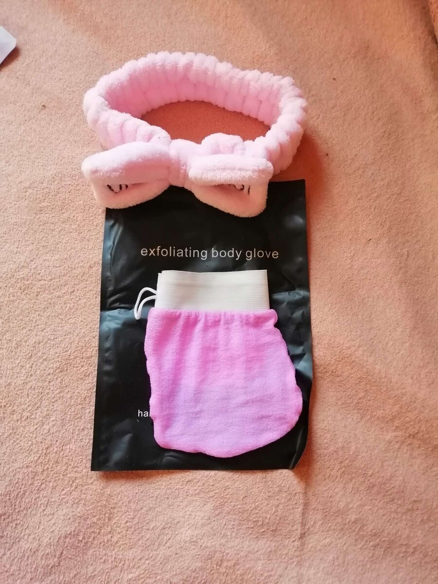 Вот так выглядит скраб пилинг варежка. И моя чудесная бьюти повязка, у внучки тоже такая есть. Из архива автора канала Галины Г.