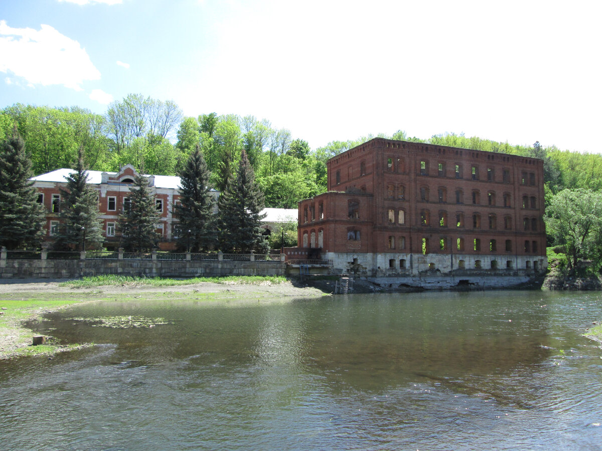 В 1867 году купец Иван Афанасьевич Талдыкин построил под Ельцом мельницу и заложил усадьбу. Прежде чем заняться мукомольным делом, он вместе с женой Анной Антоновной содержал в городе несколько лавок, где супруги торговали тканями, а также чаем, кофе, пряностями, поставляемыми из-за границы. Состоятельные Талдыкины тем не менее вели довольно скромный образ жизни, зато почти все свои средства тратили на благотворительность. К сожалению, Талдыкины не смогли насладиться красотой своей усадьбы – в 1868 году они были трагически убиты.