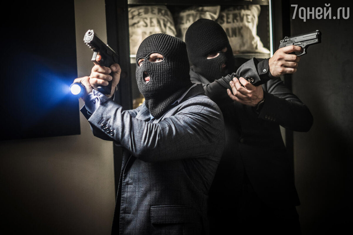 Мокрый сон у мужчин. Как выглядят бандиты в масках. Сон быть бандитом. К чему снятся бандиты. Сон быть бандитом.