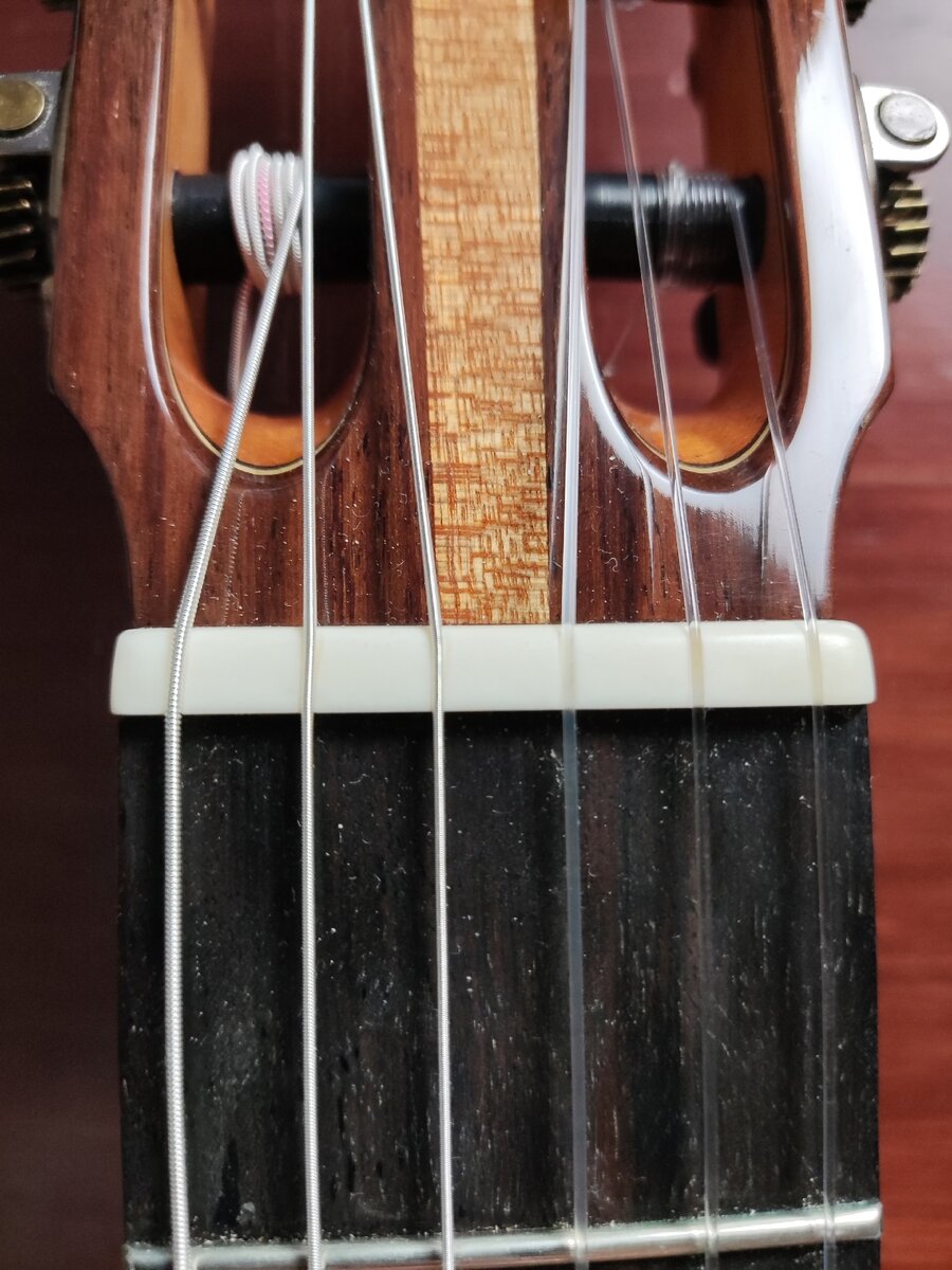 Струны для гитары ямаха 6 струнная. Нейлоновые струны для акустической гитары. Как выбрать струны. Классическая гитара порожек бридж. Струны для бас гитары 4 струны.