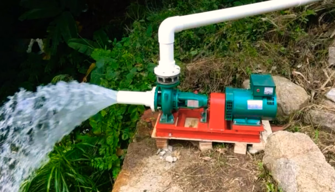 Скважина оказалась с самоизливом? Теперь у хозяина есть вода ...