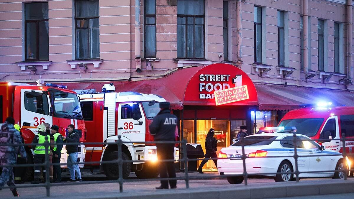     Автомобили экстренных служб у кафе Стрит-бар Анна Оленькова
Автомобили экстренных служб у кафе "Стрит-бар", где произошел взрывАлександр Демьянчук/ТАСС
