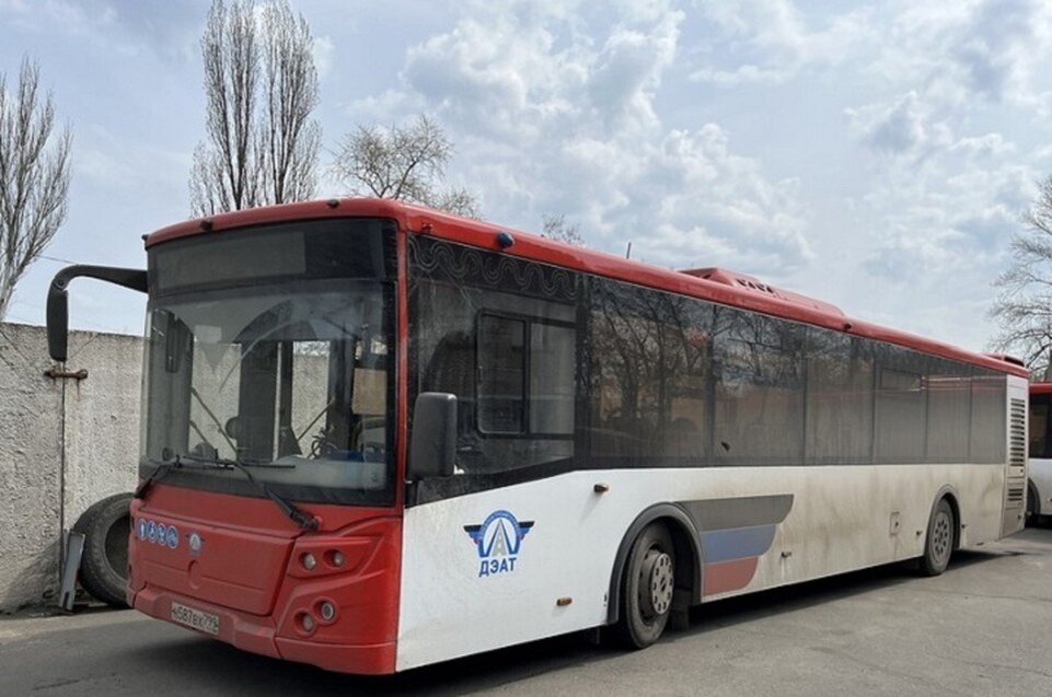     Автобусы марки ЛиАЗ-5292 выполнены в красно-белой цветовой гамме, а на борт машин нанесен флаг ДНР. Фото: ДАН