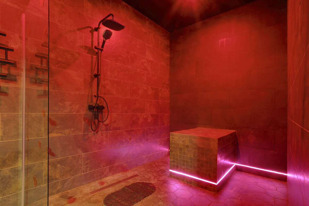 Мокрая зона с постаментом в номере "Секс-ИЗОлятор" в отеле Подушкин на Преображенской плоащди в Москве.