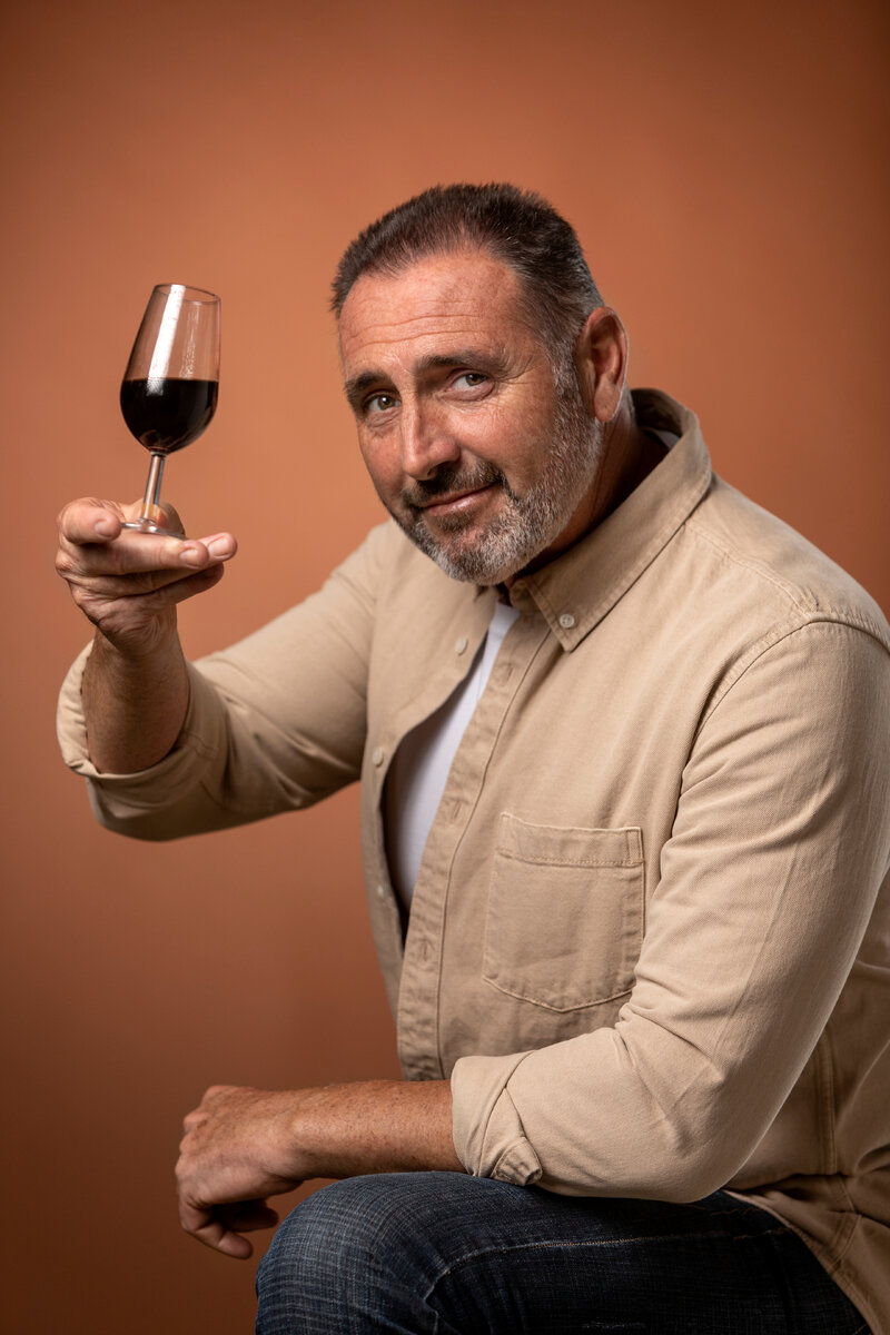 Изображение от <a href="https://ru.freepik.com/free-photo/medium-shot-man-holding-wine-glass_21252885.htm#query=%D0%BC%D1%83%D0%B6%D1%87%D0%B8%D0%BD%D0%B0%2040%20%D1%81%20%D0%B1%D1%83%D1%82%D1%8B%D0%BB%D0%BA%D0%BE%D0%B9%20%D0%B2%D0%B8%D0%BD%D0%B0&position=1&from_view=search&track=ais">Freepik</a>