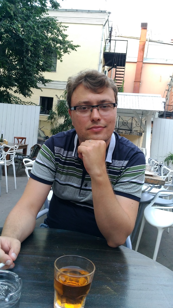 В кафе у дома