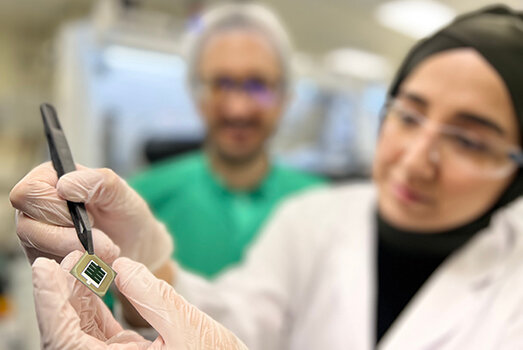 Постдокторант KAUST доктор Эсма Угур демонстрирует тандемный солнечный элемент перовскит/кремний, который она и команда исследователей из лаборатории KAUST Photovoltaics разработали и который признан самым эффективным в мире тандемным солнечным элементом кремний/перовскит с 33,2% PCE. Фото: КАУСТ