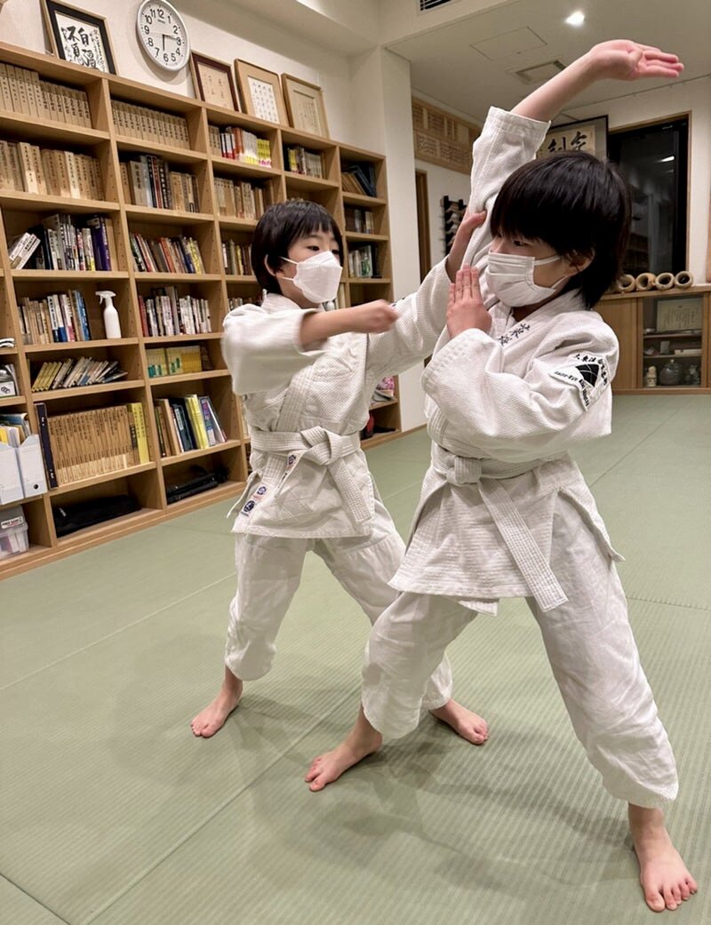 Ребята из Хомбу Дайто-рю отрабатывают технику против сёмэн ути.