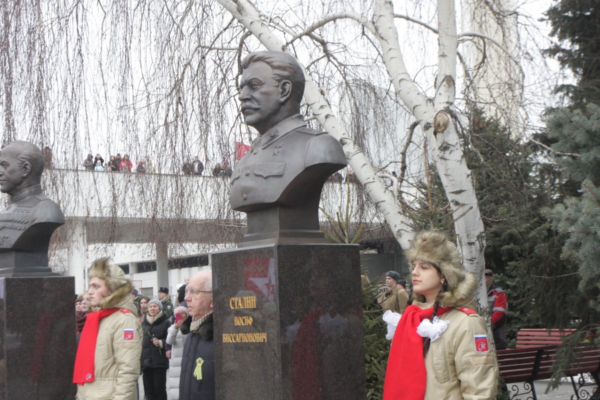 Бюст сталина в волгограде фото