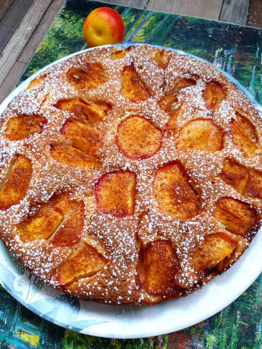 Сезонных фруктов и ягод пока не так много, а вкусного пирога хочется😊  Сегодня предлагаю приготовить вот такой - с нектаринами или персиками🍑