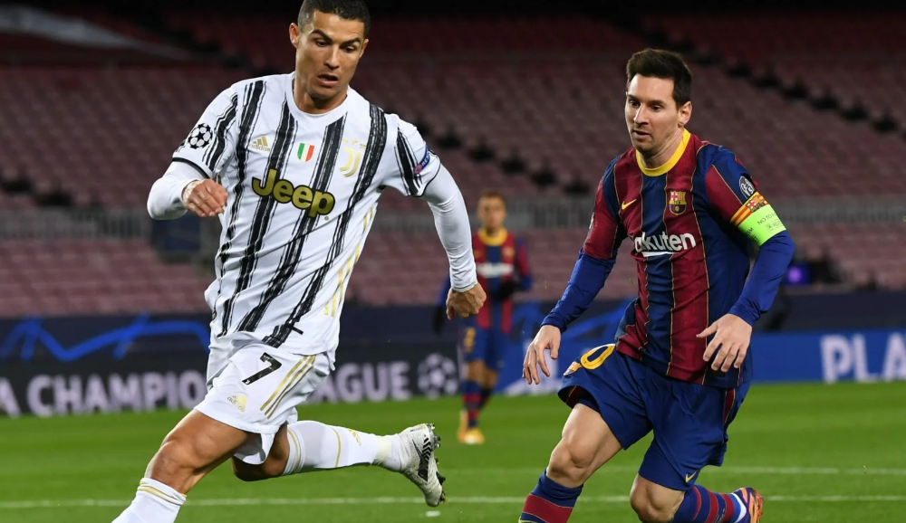 Месси бежит за Роналду