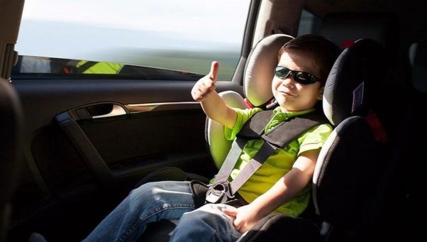 Детское кресло в автомобиле.