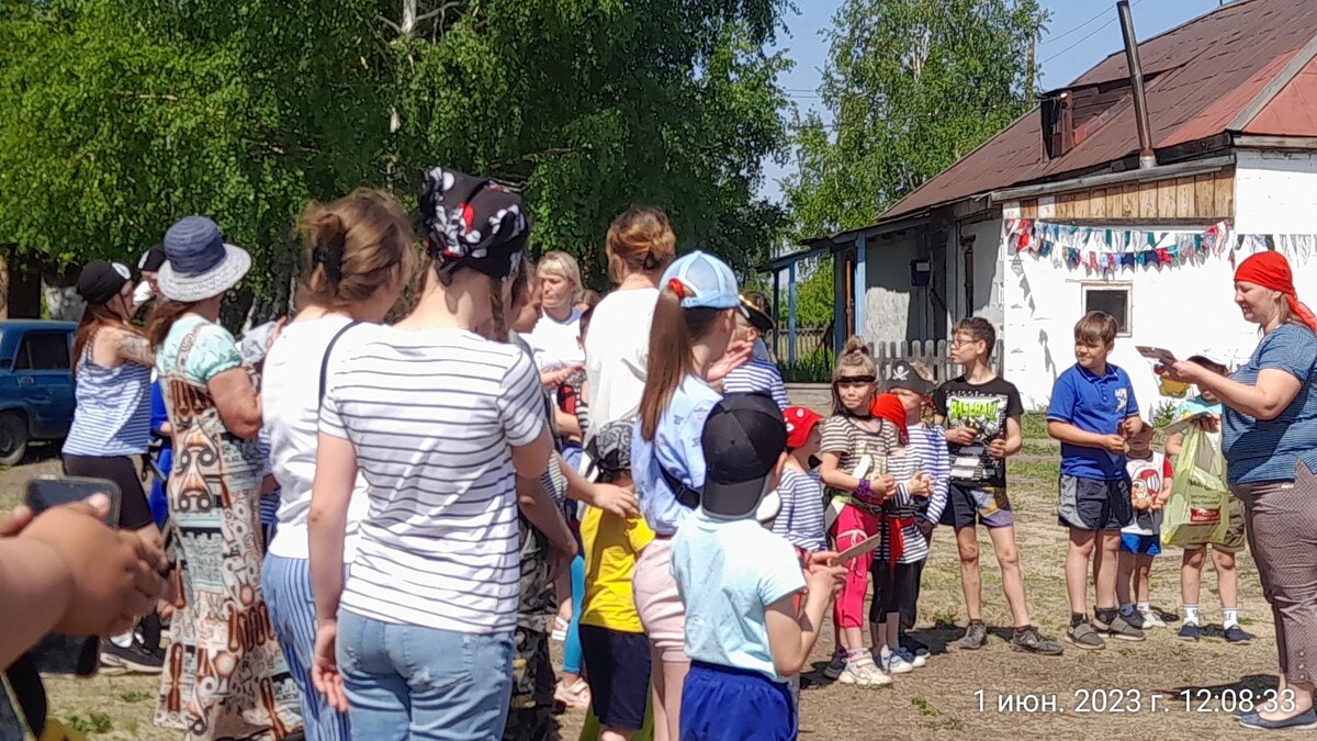 раздача подарков самым маленьким