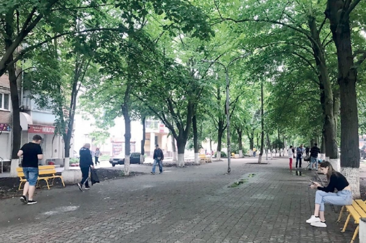   Батайчане любят гулять в парке им. Ленина. Днём. Вечером страшновато.