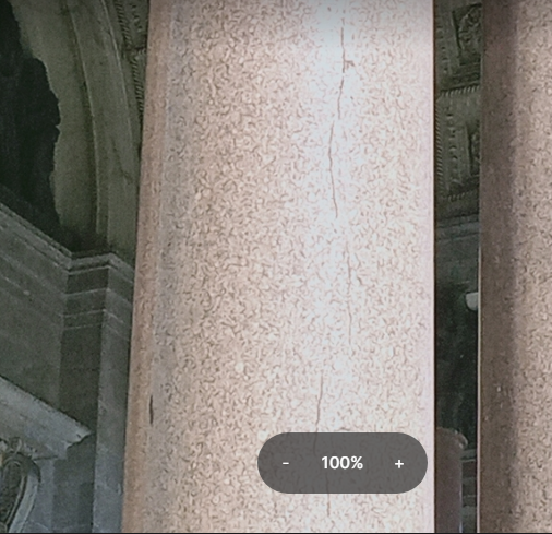 Фото мое. Это я показал Володе, что на колоннах Исаакия всё-таки есть трещины.