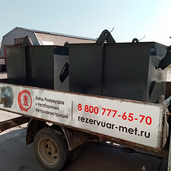 Металлические раскрывающиеся контейнеры перед отгрузкой