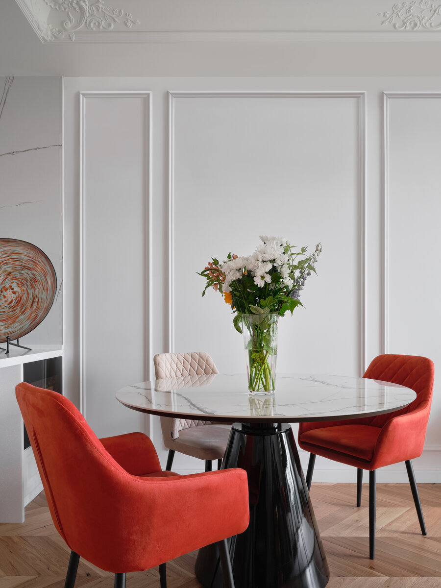 строгая мраморная столешница прекрасно сочетается с роскошью бархатистой обивки, а глянцевое подстолье и чёрные ножки приводят все элементы к гармонии 