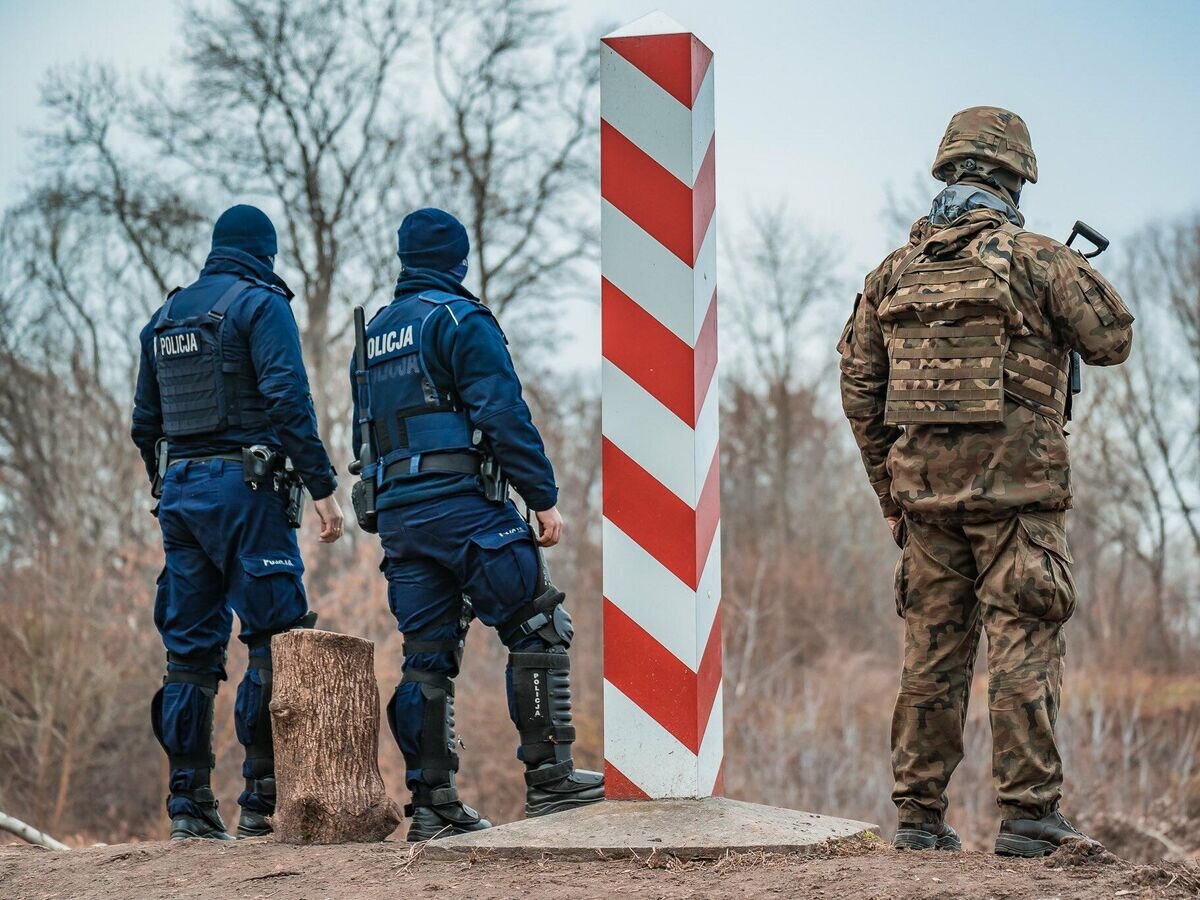    Сотрудники полиции Польши и польский военнослужащий на границе с Белоруссией© Фото : @Zelazna_Dywizja/Twitter