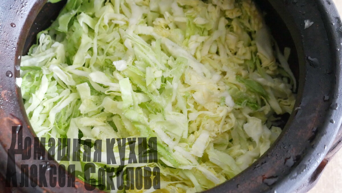 Второй слой - свежая капуста размятая.