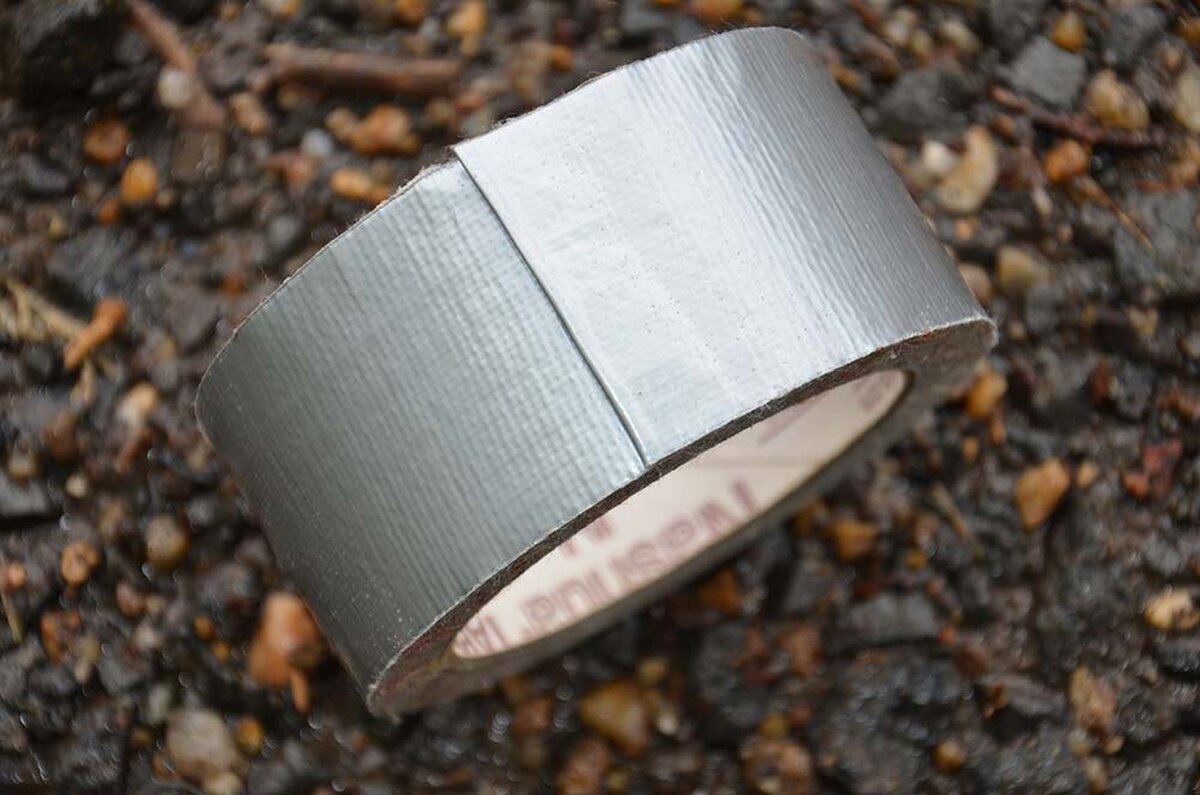 От разжигания огня до обработки ран, клейкая лента может быть не только полезным инструментом для ремонта, но и спасительным средством выживания в самых экстремальных ситуациях.