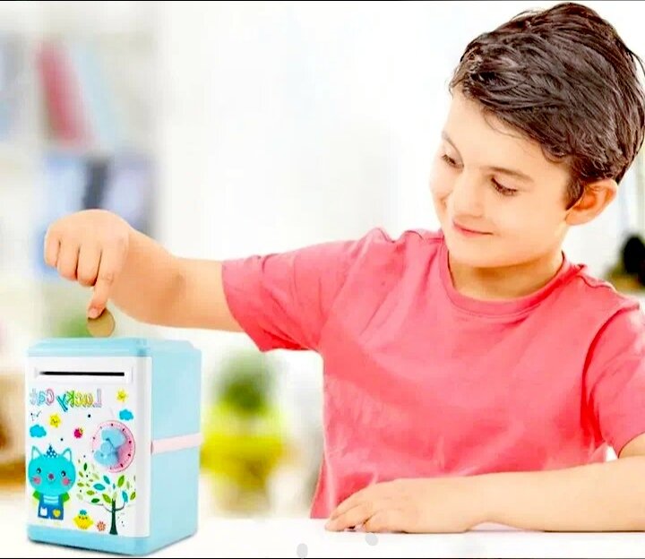 Артём складывает мелочь в копилку 