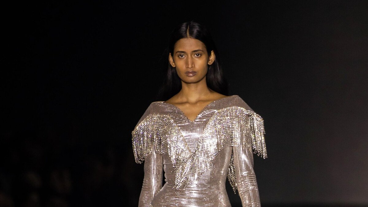    Модель во время показа коллекции Burberry в рамках Недели моды в Лондоне© Фото : AP Photo/Invision / Vianney Le Caer