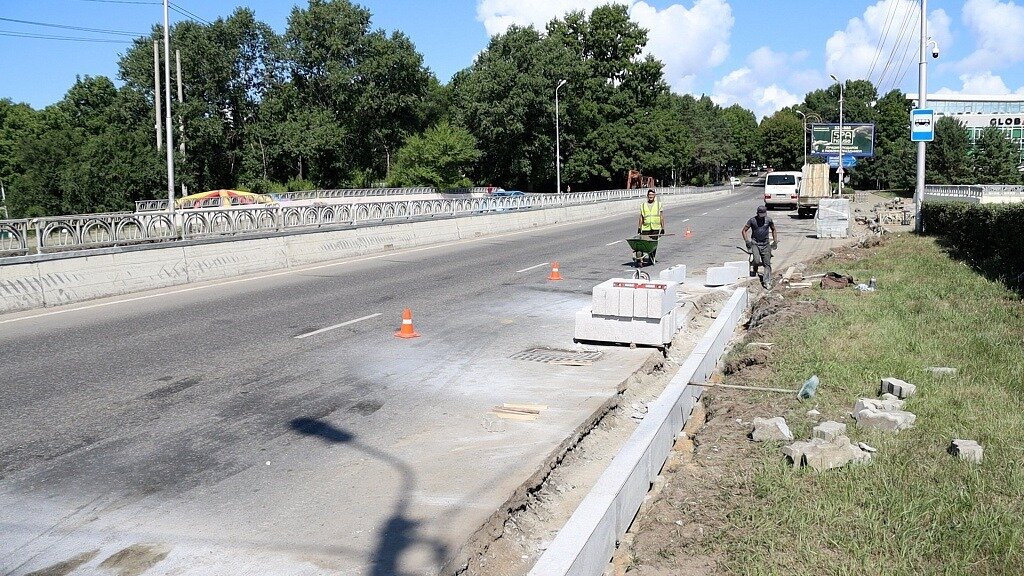     Дорогу на Дикопольцева в краевом центре ремонтируют к предстоящему чемпионату России по боксу.