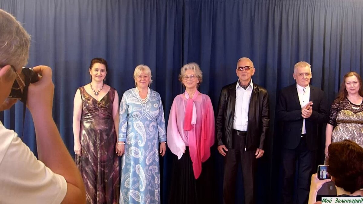 Участники вокальной студии академического пения в финале концерта