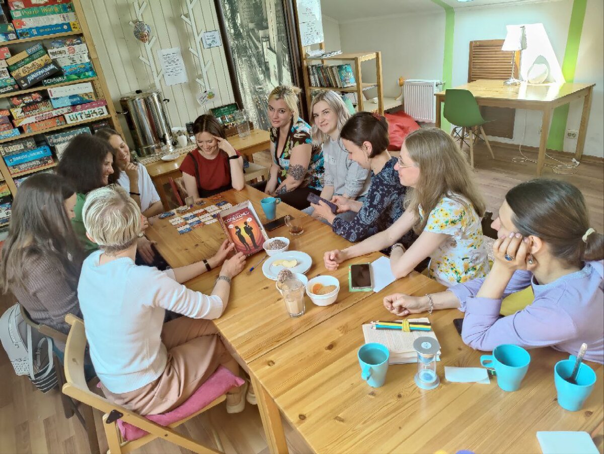 Московские мамы играют в «Codenames»