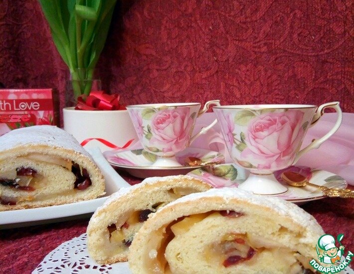 Захотелось побаловать своих любимых чем-то вкусненьким, но чтобы рецепт был простым, быстрым, из самых простых и доступных продуктов, которые почти всегда имеются в холодильнике. Этот рецепт то, что нужно! Тесто в рулете рассыпчатое, песочное. В сочетании с душистыми карамелизованными яблоками получается фантастический вкус и аромат. Всем советую попробовать, лично я не пожалела, что выбрала именно этот рецепт.