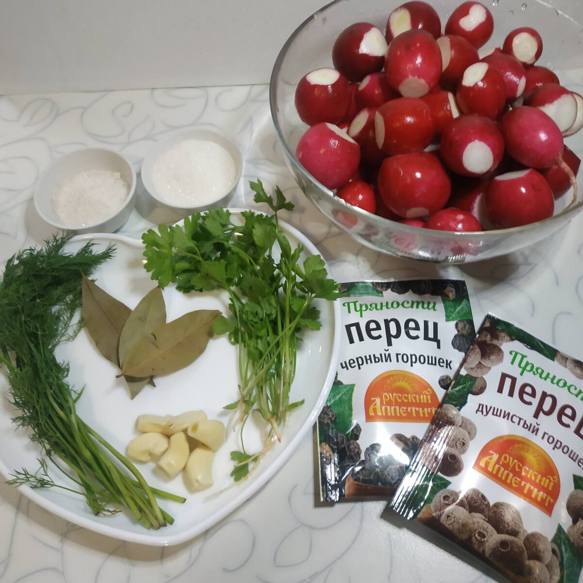 Промываем редиску и удаляем у нее хвостики и попки