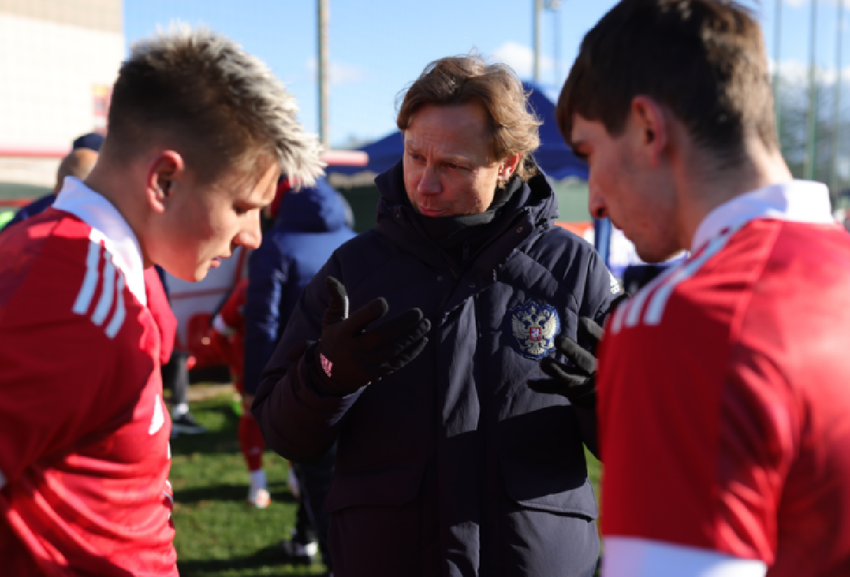 Главный тренер сборной России Валерий Карпин сохраняет оптимизм относительно международных перспектив нашего футбола. Фото: РФС