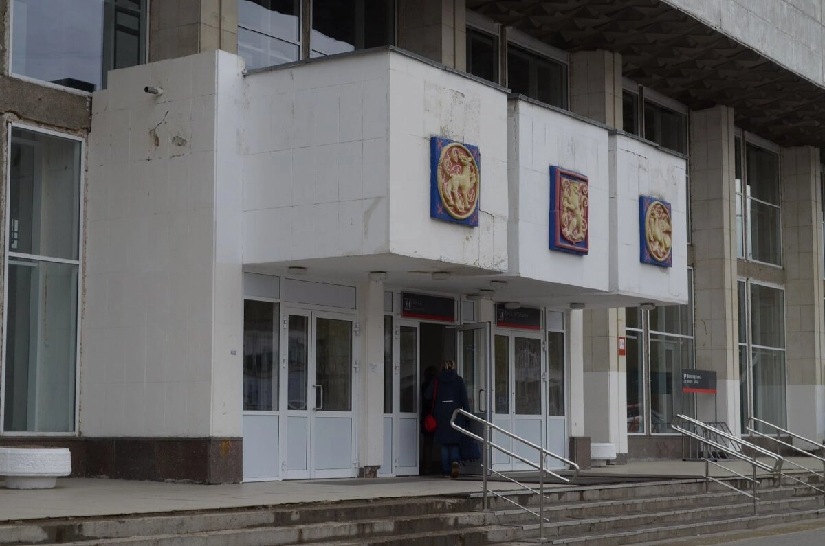 Вход в здание владимирского вокзала.