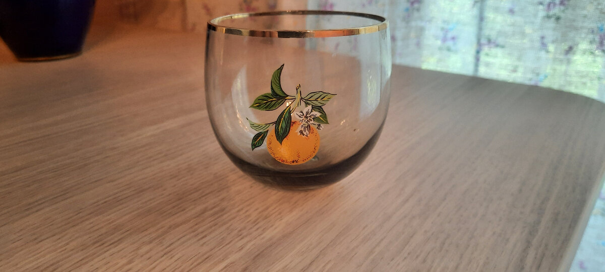 Стаканы из затемненного стекла, всего 5 штук. На всех стаканах изображены разные фрукты. Точно времен СССР, мне кажется это похоже на чешскую посуду. Если вдруг кто-то знает  напишите пожалуйста. Фото автора.