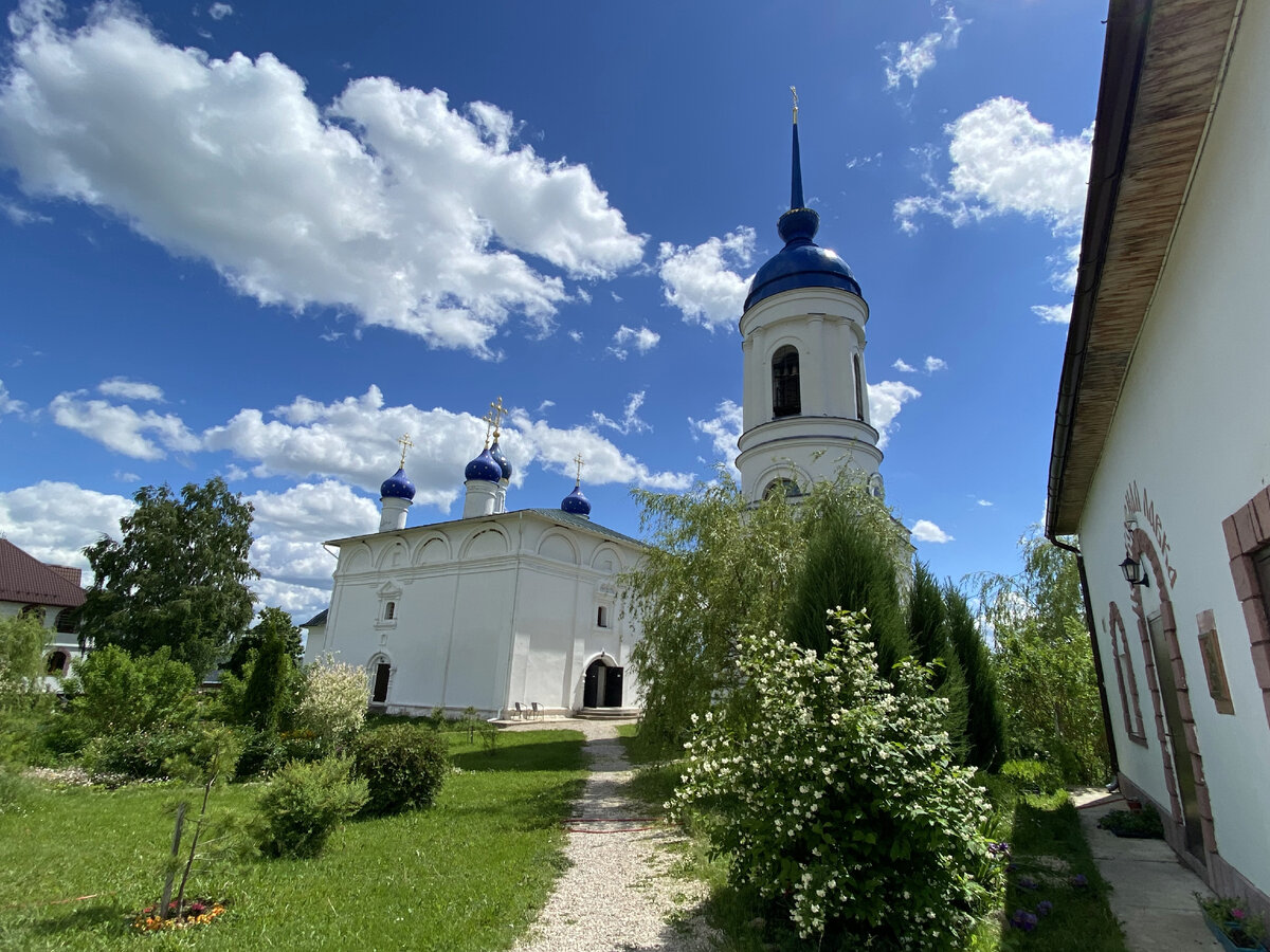 Свято-Успенский Лихвинский Гремячев мужской монастырь был основан предположительно в XVI веке.