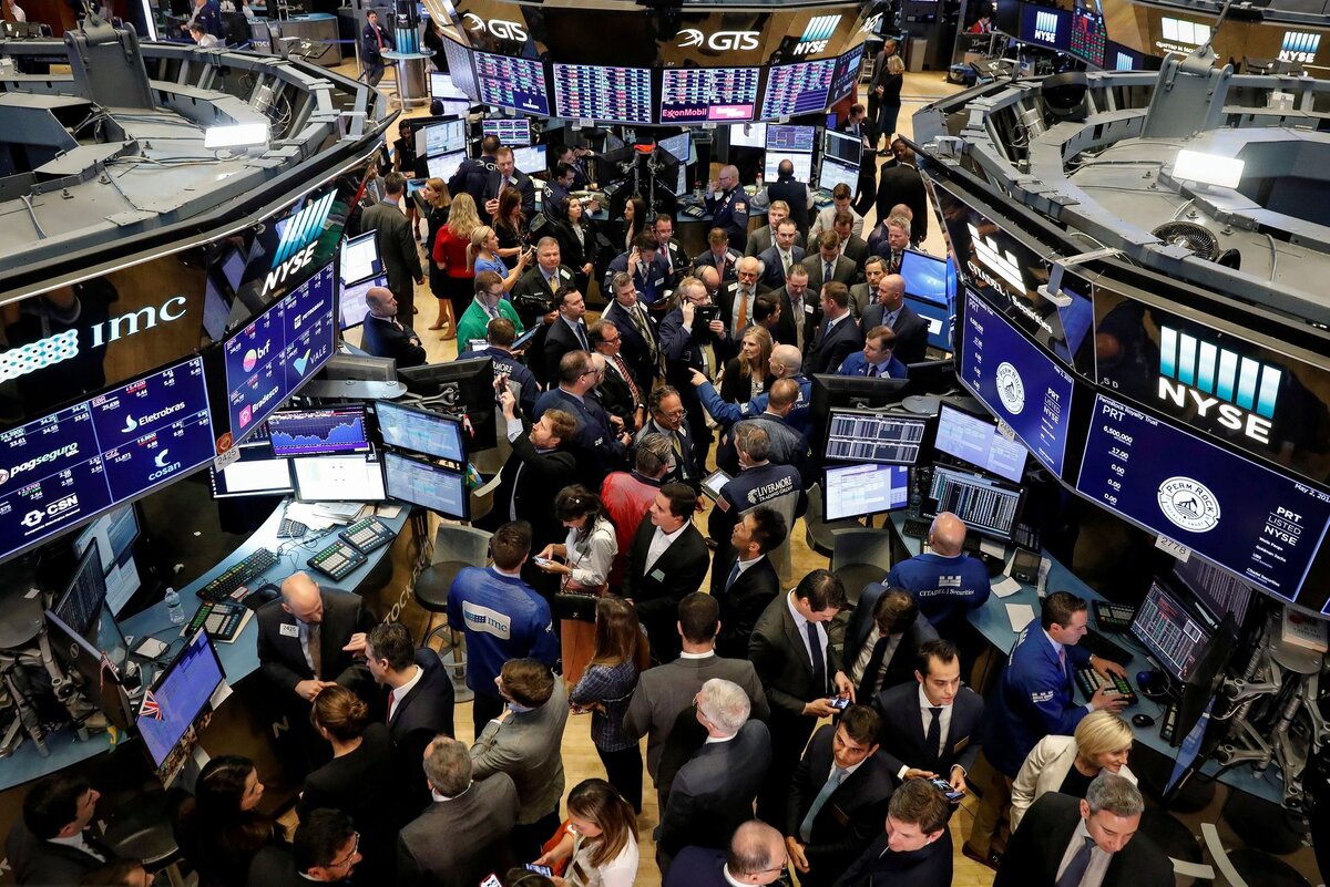 Биржевой или биржевой. Биржа США Уолл стрит. Фондовая биржа Нью-Йорка. Уолл стрит фондовая биржа. Биржа NYSE торговый зал.