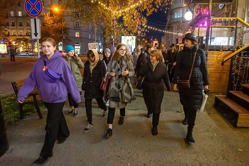 Участники форума на променаде «Город глазами подростков» — молодёжь водила взрослых по своим культовым местам. 