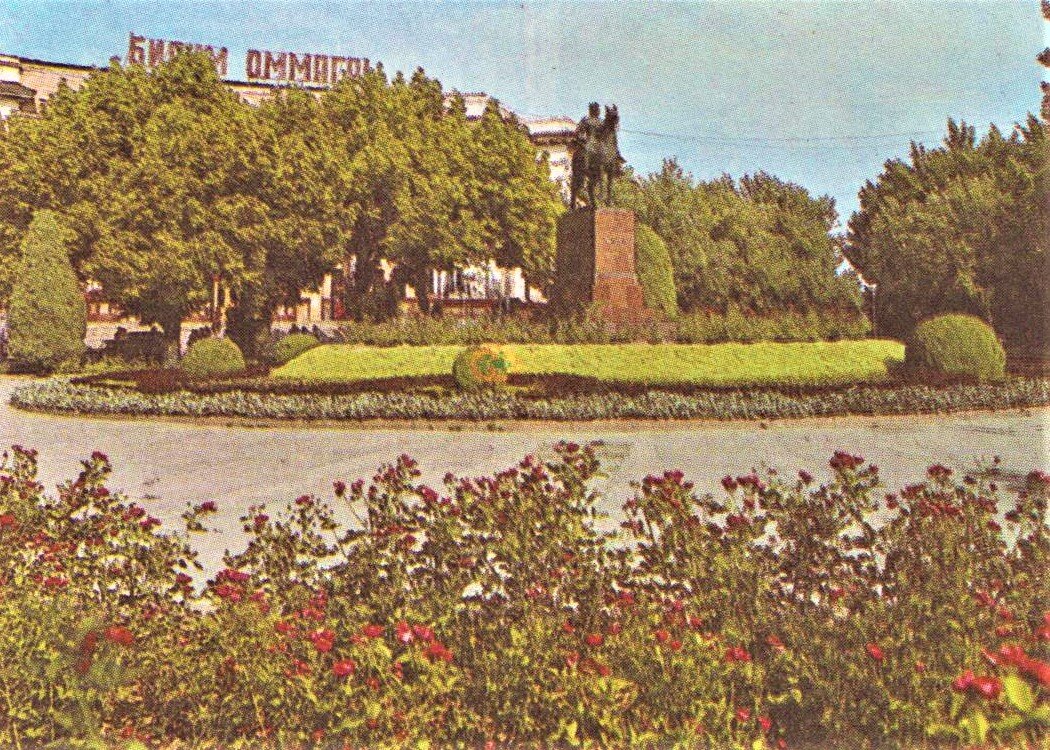 Площадь Фрунзе. Фото из энциклопедии "Ташкент", г.Ташкент, 1983 год.