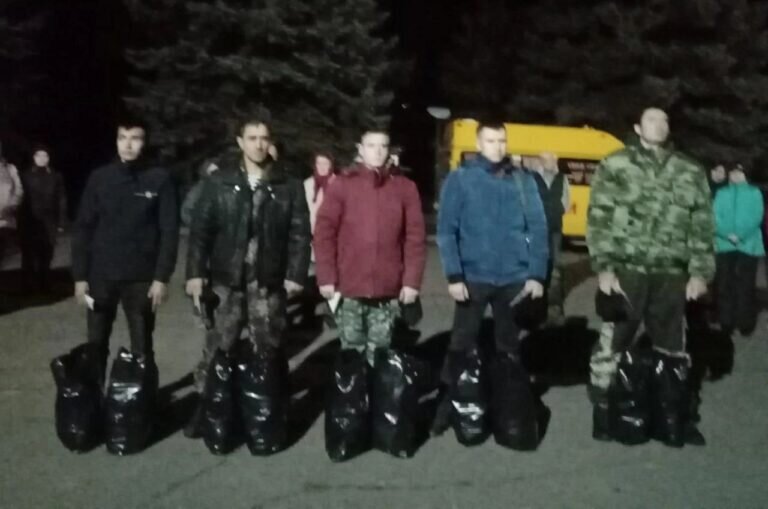    В Грачевском районе 28 октября проводили на боевое слаживание мобилизованных мужчин Андрей Севостьянов