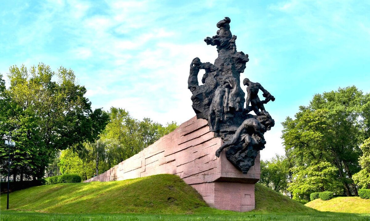   Вот они, расстрелянные, валящиеся вниз с края оврага, жертвы Бабьего Яра.