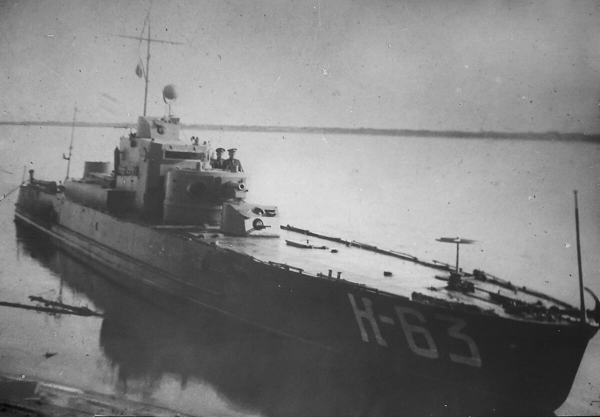 Не Дунай, но бронекатер похож.