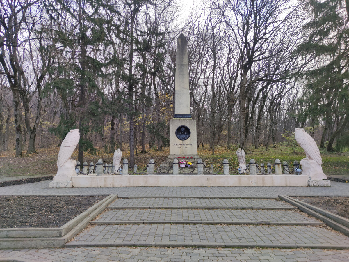 Стелла с клумбой, на месте дуэли в Пятигорске