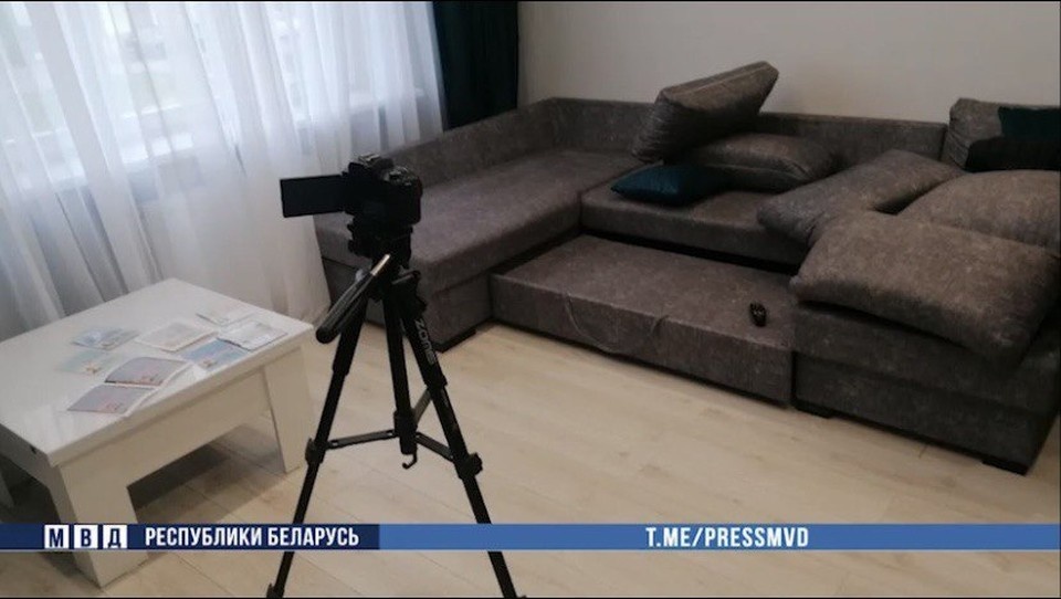     Семейная пара со знакомым организовала порностудию в Молодечно. Фото: скриншот с видео МВД