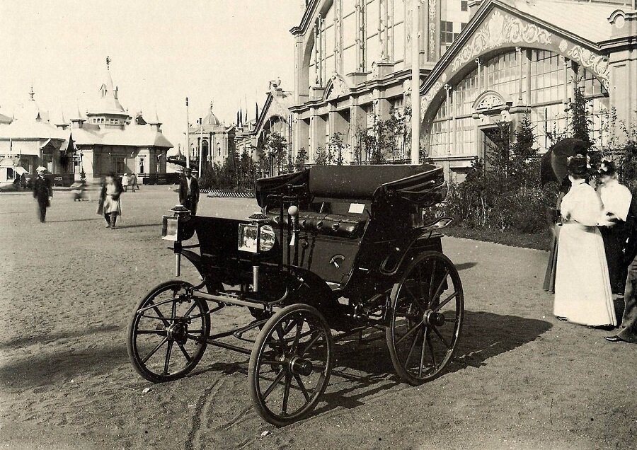 XVI Всероссийская промышленно-художественная выставка. Нижний Новгород. 1896 год. Первый русский автомобиль Яковлева и Фрезе очень напоминал коляску Шамшуренкова. Фото из открытых источников. Общественное достояние.