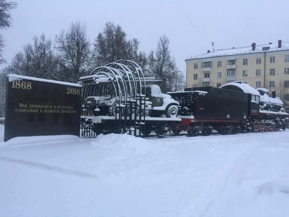 Справа от ДК ЖД